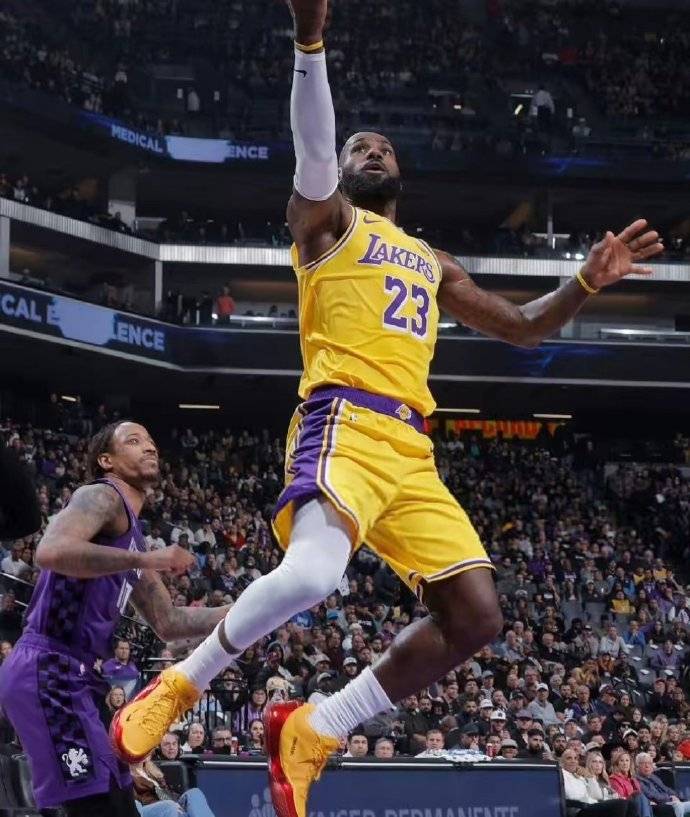 爱游戏体育-詹姆斯关键节点高光表现,TL带队取胜!的简单介绍