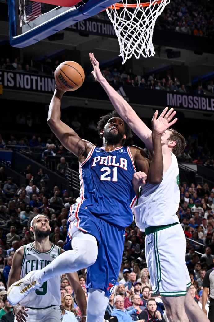 AYX-蒂姆巅峰对决，字母哥与50激战拜仁分钟，出色防守胜负难料！的简单介绍