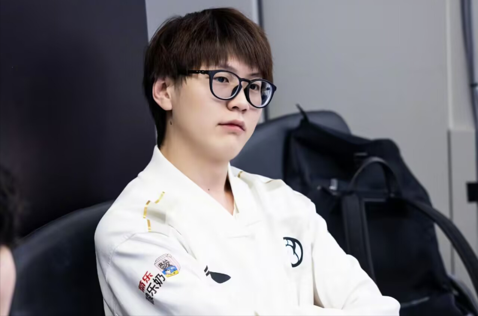 爱游戏-关于Rookie连续十场比赛得分超过绝杀，TES挑战极限！的信息